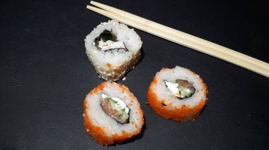 Arka taraftaki Japon restoranından farklı suşi setleri.