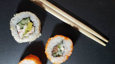 Arka taraftaki Japon restoranından farklı suşi setleri.