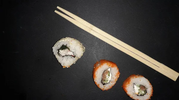 Różne zestawy sushi z japońskiej restauracji na tle — Zdjęcie stockowe