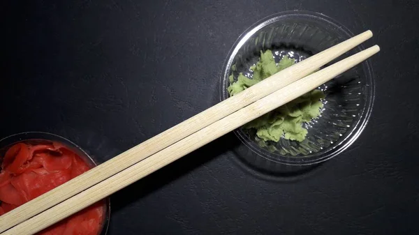Diferentes conjuntos de sushi de un restaurante japonés en el fondo —  Fotos de Stock