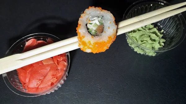 Diferentes conjuntos de sushi de un restaurante japonés en el fondo —  Fotos de Stock