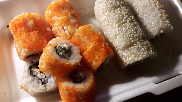 Diferentes conjuntos de sushi de um restaurante japonês no backgroun — Fotografia de Stock