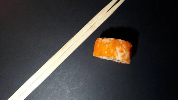Diferentes conjuntos de sushi de un restaurante japonés en el fondo —  Fotos de Stock