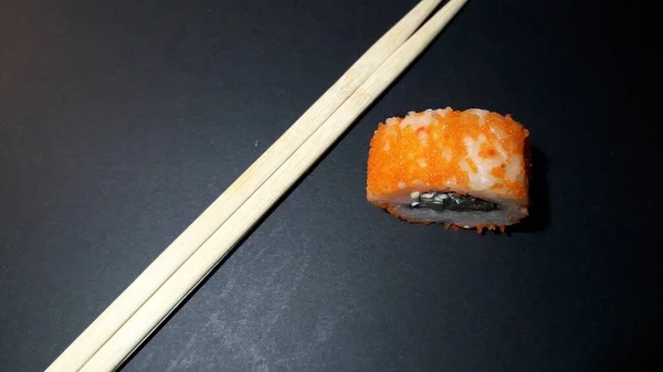 Διαφορετικά sushi sets από ένα ιαπωνικό εστιατόριο στο backgroun — Φωτογραφία Αρχείου