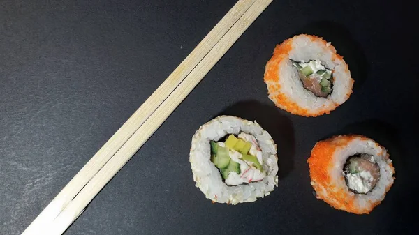 Diferentes conjuntos de sushi de un restaurante japonés en el fondo —  Fotos de Stock