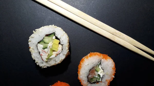 Diferentes conjuntos de sushi de un restaurante japonés en el fondo —  Fotos de Stock