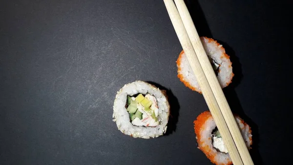 Różne zestawy sushi z japońskiej restauracji na tle — Zdjęcie stockowe