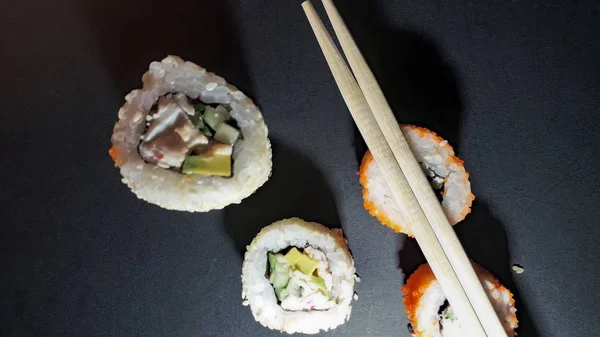 Diferentes conjuntos de sushi de un restaurante japonés en el fondo —  Fotos de Stock