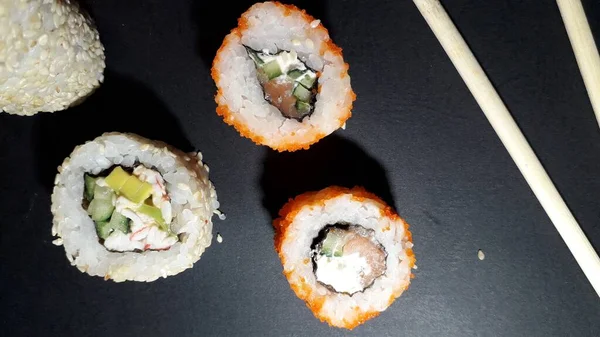 Diferentes conjuntos de sushi de un restaurante japonés en el fondo —  Fotos de Stock