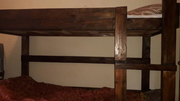 Виробництво меблів для двоярусних ліжок з дерева — стокове фото