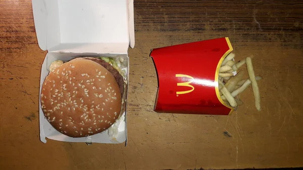 KIEV, UCRÂNIA - FEVEREIRO 11, 2020: Big Mac food e batatas fritas — Fotografia de Stock