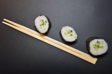 Arka taraftaki Japon restoranından farklı suşi setleri.