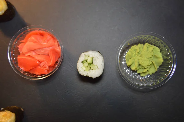 Différents ensembles de sushis d'un restaurant japonais sur le backgroun — Photo