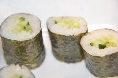 Arka taraftaki Japon restoranından farklı suşi setleri.