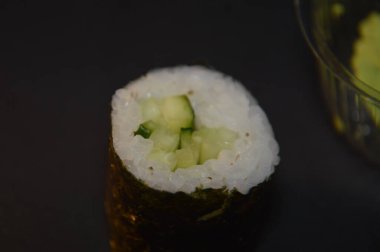 Arka taraftaki Japon restoranından farklı suşi setleri.