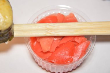 Arka taraftaki Japon restoranından farklı suşi setleri.