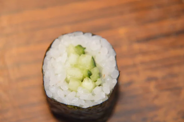 背景にある日本料理店とは異なる寿司セット — ストック写真