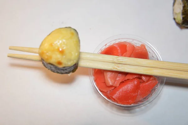 Sushi set yang berbeda dari restoran Jepang di backgroun — Stok Foto