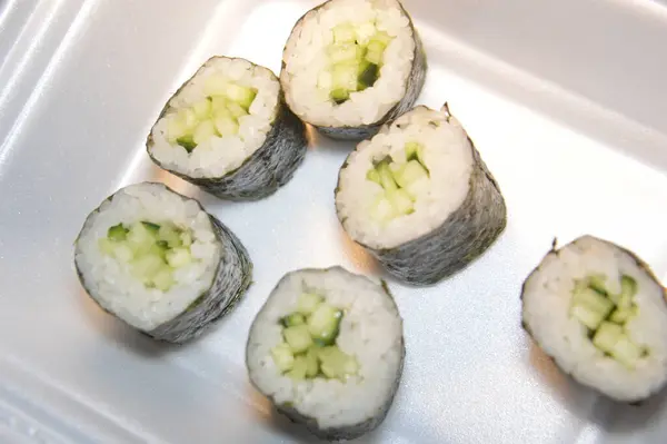 Różne zestawy sushi z japońskiej restauracji na tle — Zdjęcie stockowe