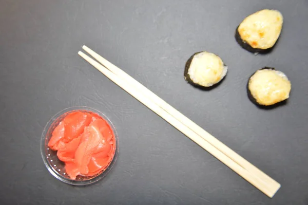 Sushi set yang berbeda dari restoran Jepang di backgroun — Stok Foto