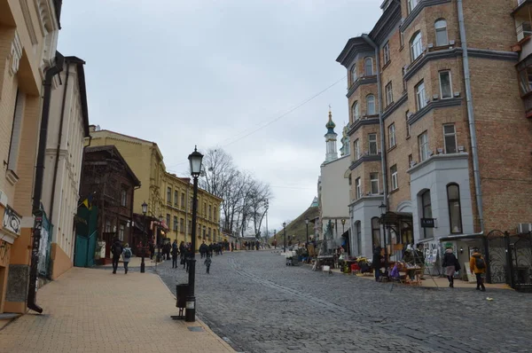 KIEV, UCRANIA - 16 DE FEBRERO DE 2020: Andreevsky descendencia architectu —  Fotos de Stock