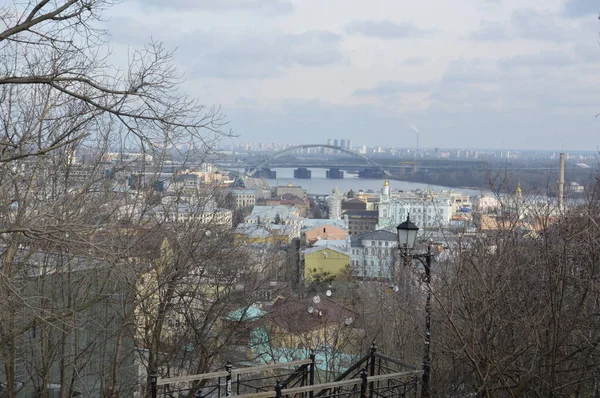 Kiev, Ukraina - 16 februari 2020: Panorama av staden och båge — Stockfoto