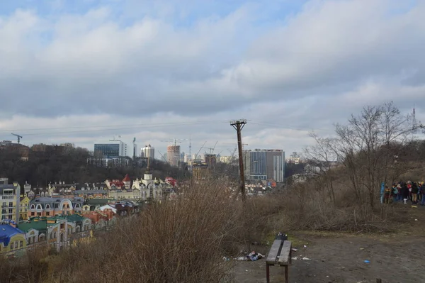 Київ, Україна - 16 лютого 2020: панорама міста й арки — стокове фото