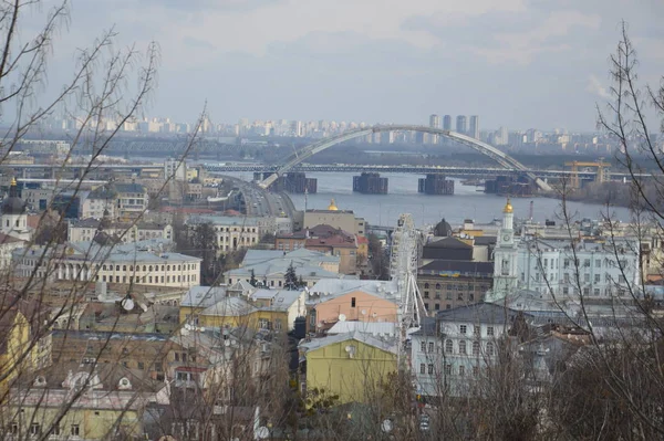 KIEV, UCRANIA - 16 DE FEBRERO DE 2020: Panorama de la ciudad y el arco — Foto de Stock