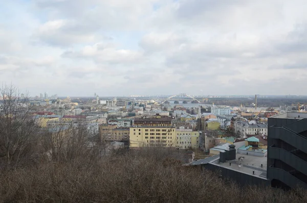 Κίεβο, Ουκρανία - 16 Φεβρουαρίου 2020: Πανόραμα της πόλης και αψίδα — Φωτογραφία Αρχείου