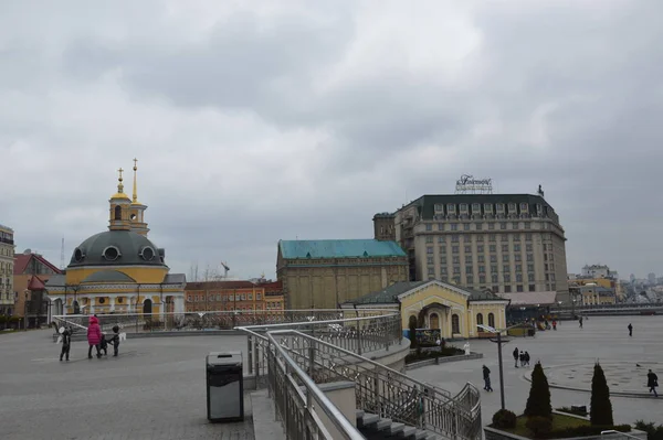 KIEV, UCRÂNIA - FEVEREIRO 16, 2020: Panorama da cidade e arco — Fotografia de Stock