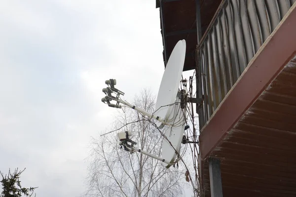 安装和配置接收电视信号的卫星天线 — 图库照片