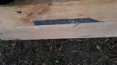 Huş ağacı özsuyu toplamak için metal köşeler üretiliyor.