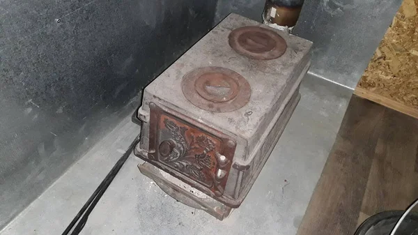 家のストーブから煙を除去するための煙突 — ストック写真