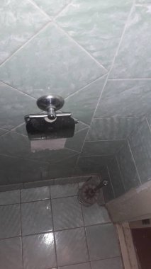 Tesisatı tamir et ve sök.