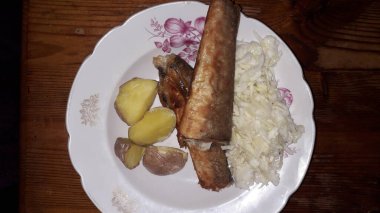 Mutfakta çeşitli ev yapımı yemekler var.