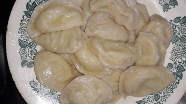 Mutfakta çeşitli ev yapımı yemekler var.