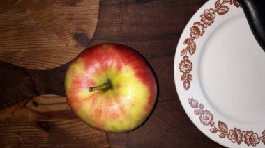 Mutfakta çeşitli ev yapımı yemekler var.