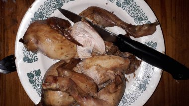 Mutfakta çeşitli ev yapımı yemekler var.