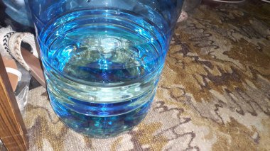 Mutfakta çeşitli ev yapımı yemekler var.