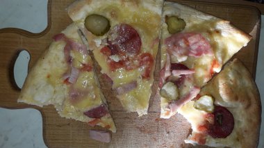 Mutfakta çeşitli ev yapımı yemekler var.