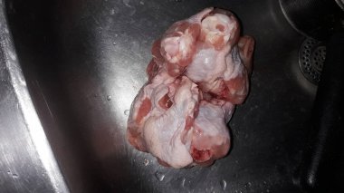 Mutfakta çeşitli ev yapımı yemekler var.