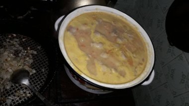 Mutfakta çeşitli ev yapımı yemekler var.