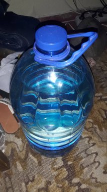 Mutfakta çeşitli ev yapımı yemekler var.