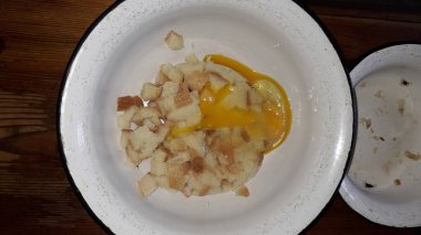 Mutfakta çeşitli ev yapımı yemekler var.