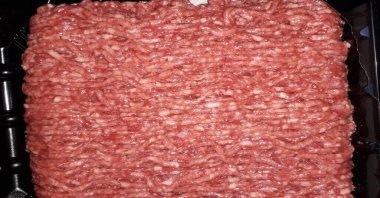 Mutfakta çeşitli ev yapımı yemekler var.