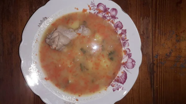 Mutfakta çeşitli ev yapımı yemekler var.