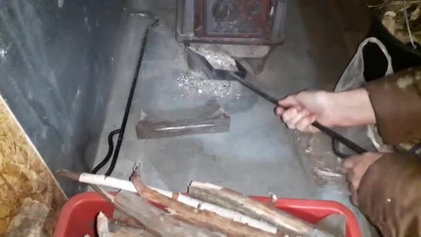 Katı Bir Yakıt Sobasının Ateşlenmesi Kır Evindeki Ahşap — Stok video