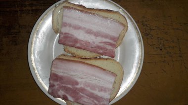 Mutfakta çeşitli ev yapımı yemekler var.