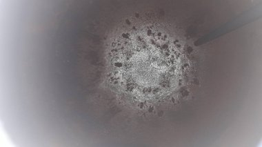 Bir dairedeki su ısıtıcısının onarımı ve kurulumu