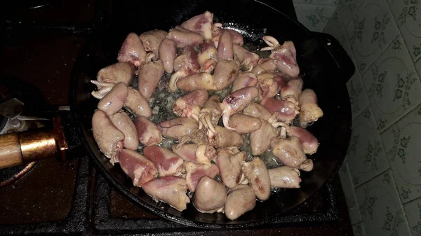 Mutfakta çeşitli ev yapımı yemekler var.